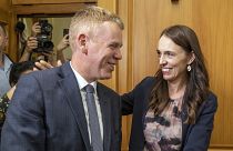 Jacinda Ardern (jobbra) és a helyébe lépő Chris Hipkins volt oktatási miniszter az új-zélandi parlament wellingtoni épületében 2023. január 22-én.