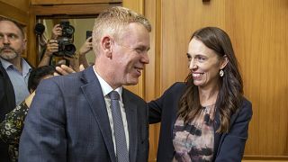 Jacinda Ardern (jobbra) és a helyébe lépő Chris Hipkins volt oktatási miniszter az új-zélandi parlament wellingtoni épületében 2023. január 22-én.