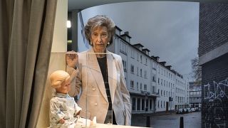 Η Λορ Μάγιερφελντ πίσω από την κούκλα της Ίνγκε που την έχει δωρίσει στο μουσείο Γιαντ Βασσέμ
