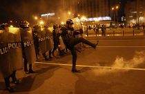 Policías antidisturbios se enfrentan a manifestantes antigubernamentales en Lima, Perú, el lunes 23 de enero de 2023.