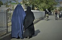 Afganistan'da burka (sol) ve nikap (sağ) giymiş iki kadın (arşiv)