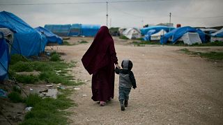 زن و کودک فرانسوی در اردوگاه روژ در شمال سوریه