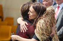 امرأة تعانق رئيسة الوزراء النيوزيلندية جاسيندا أرديرن، أثناء حفل توديعها بلدة فيراتانا في بلدة راتانا شمالي العاصمة ولنجتون، نيوزيلندا، 24 يناير 2023.