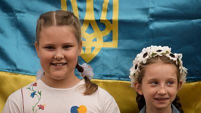 Duas crianças ucranianas refugiadas em Bucareste, na Roménia