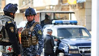 صورة لعناصر من الشرطة العراقية/ مواطن  كان "تحت تأثير المخدرات" يقتل والدته وثلاثة من أشقائه بالرصاص في جنوب العراق، 24 يناير 2023.