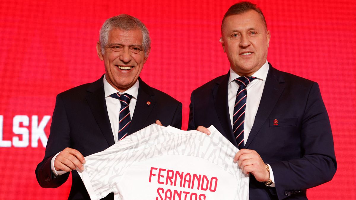رئيس الاتحاد البولندي لكرة القدم سيزاري كوليزا (يمين) يقدم المدرب البرتغالي فرناندو سانتوش