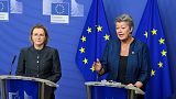 La commissaria Ylva Johansson e la coordinatrice europea delle politiche di rimpatrio Mari Juritsch hanno presentato la nuova strategia sui rimpatri dell'Ue
