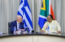 Ο υπουργός Εξωτερικών Νίκος Δένδιας συνομιλεί με την υπουργό Εξωτερικών της Νοτίου Αφρικής Naledi Pandor κατά τη διάρκεια της συνάντησής τους, στην Πρετόρια