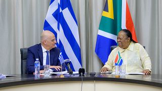 Ο υπουργός Εξωτερικών Νίκος Δένδιας συνομιλεί με την υπουργό Εξωτερικών της Νοτίου Αφρικής Naledi Pandor κατά τη διάρκεια της συνάντησής τους, στην Πρετόρια