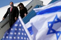 مایک پمپئو و همسرش سوزان در حالی که از هواپیما در فرودگاه بن گوریون در تل آویو پایین می آیند، در کنار پرچم های آمریکا و اسرائیل دیده می شوند، ۲۰۲۰