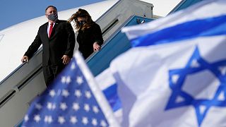 مایک پمپئو و همسرش سوزان در حالی که از هواپیما در فرودگاه بن گوریون در تل آویو پایین می آیند، در کنار پرچم های آمریکا و اسرائیل دیده می شوند، ۲۰۲۰