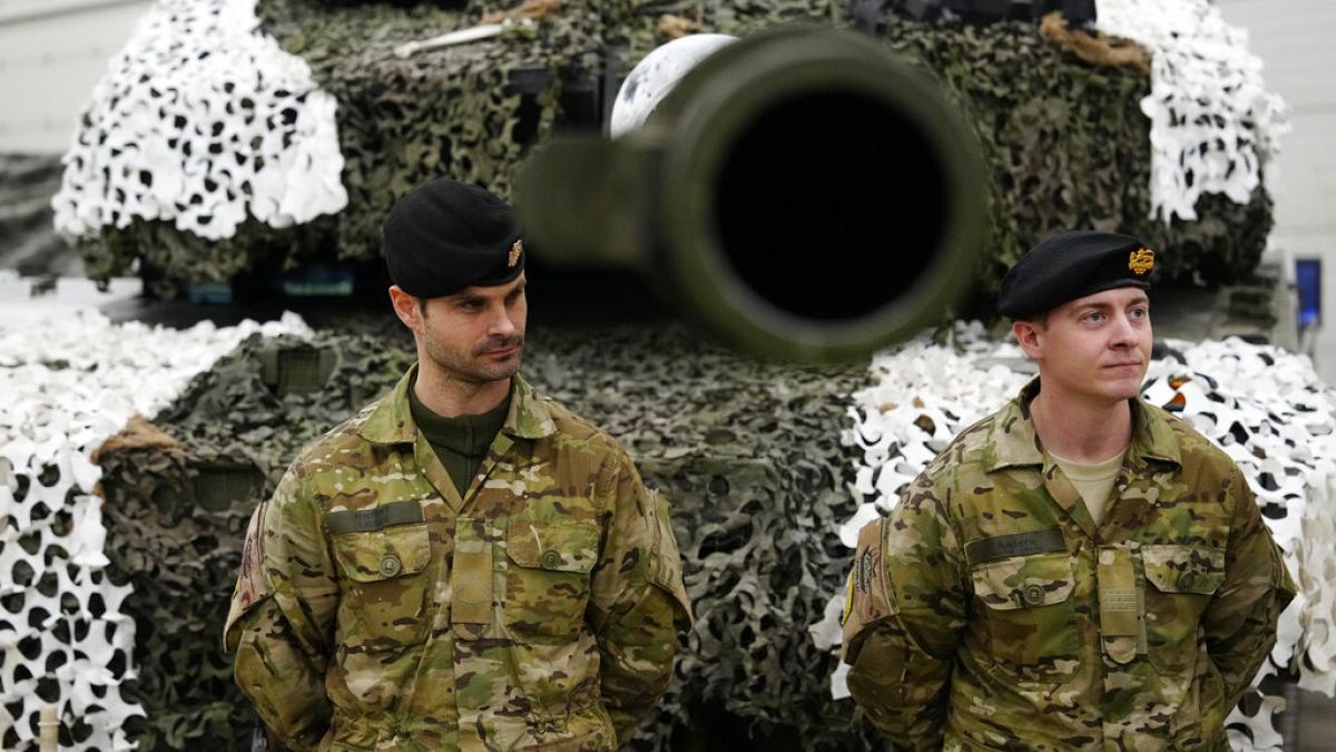 Des militaires Danois devant un char Leopard 2A7 à Tapa, Estonie, le 19 janvier 2023