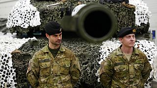 Des militaires Danois devant un char Leopard 2A7 à Tapa, Estonie, le 19 janvier 2023
