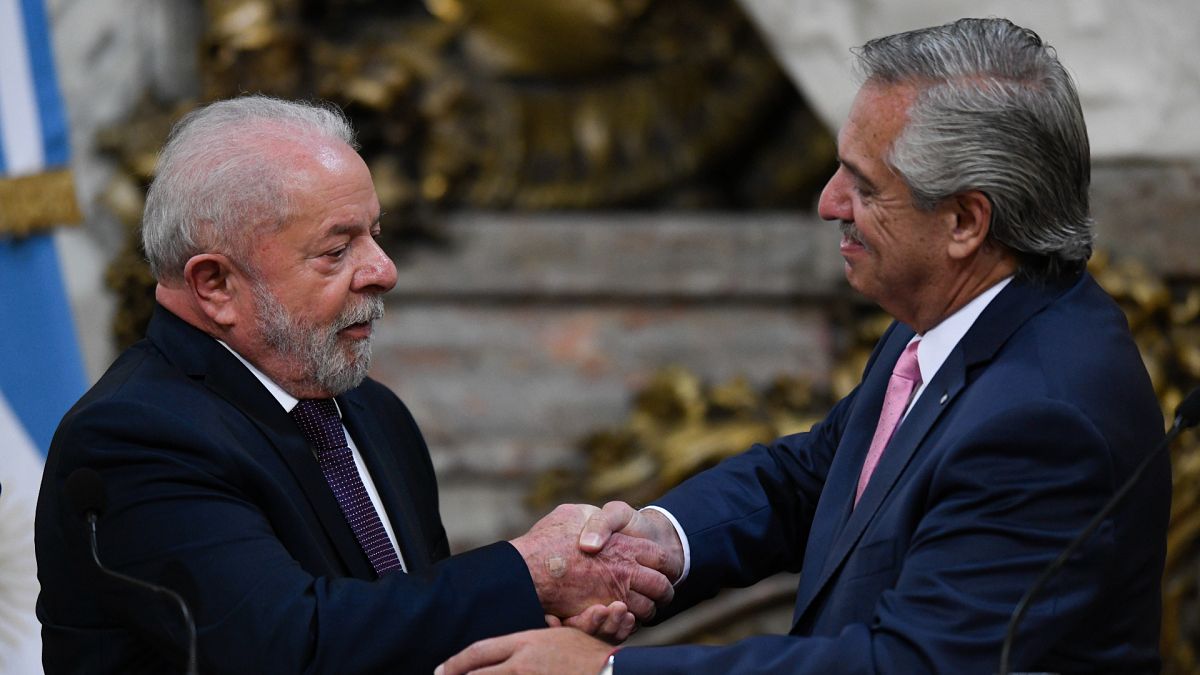  Brezilya Devlet Başkanı Lula da Silva (sol), Arjantin Devlet Başkanı Alberto Fernandez