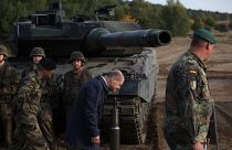 Олаф Шольц около танка "Леопард-2"