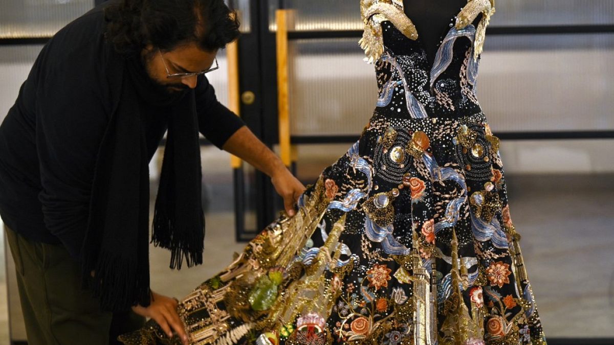 Modeschöpfer Rahul Mishra begutachtet ein Kleid aus seiner neuen Kollektion