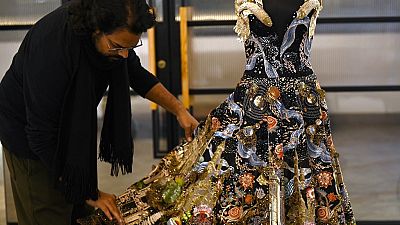Modeschöpfer Rahul Mishra begutachtet ein Kleid aus seiner neuen Kollektion