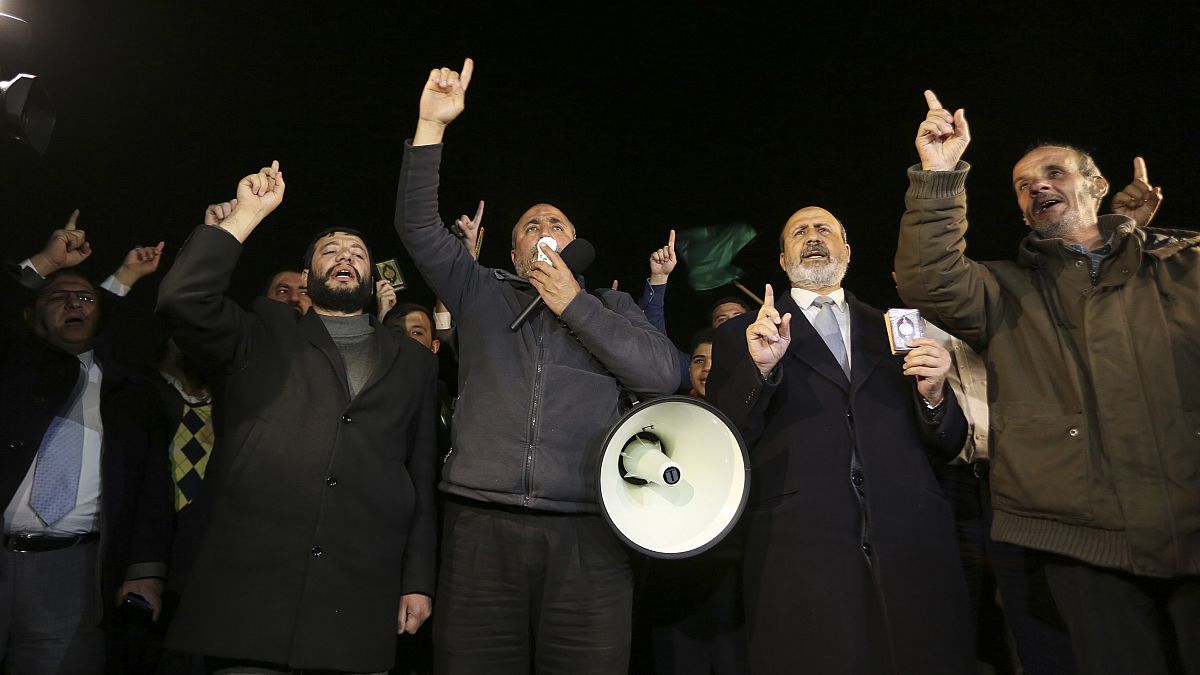 أردنيون يعتصمون أمام السفارة السويدية في عمّان للتنديد بحرق نسخة من القرآن في ستوكهولم، 23 يناير 2023.