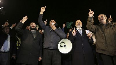 أردنيون يعتصمون أمام السفارة السويدية في عمّان للتنديد بحرق نسخة من القرآن في ستوكهولم، 23 يناير 2023.