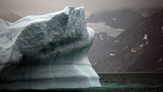 یک کوه یخ در حال ذوب در امتداد آبدره ای شناوردر گرینلند؛ ۲۰۱۱