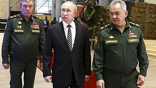 ARQUIVO - Presidente da Rússia, Vladimir Putin, com general russo Valery Gerasimov e o ministro da Defesa Sergei Shoigu