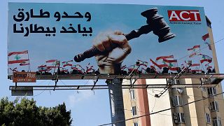 لوحة إعلانات عربية موضوعة على طريق سريع تدعم القاضي طارق بيطار، المحقق الرئيسي في انفجار مرفأ ميناء بيروت.