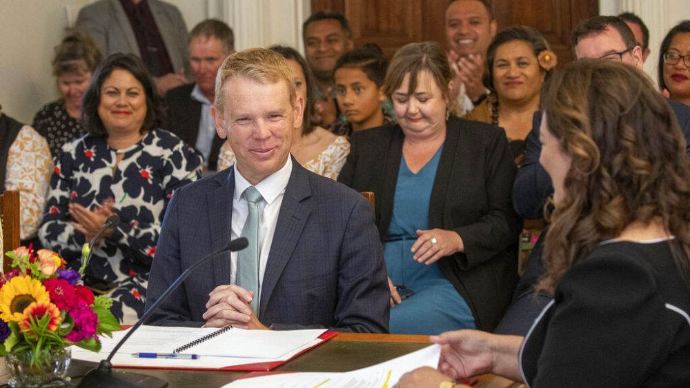 New Zealand: Chris Hipkins is sworn in as Prime Minister
