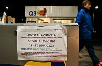 Január 25-26-án sztrájk miatt zárva - olvasható a kiíráson egy római benzinkútnál