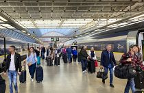 Reisende am Bahnhof St. Pancras International in London besteigen den Hochgeschwindigkeitszug Eurostar nach Paris