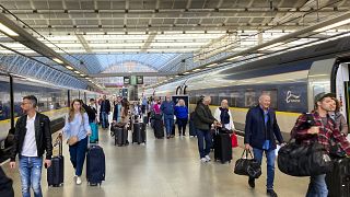 Reisende am Bahnhof St. Pancras International in London besteigen den Hochgeschwindigkeitszug Eurostar nach Paris