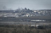 Se levanta humo tras un bombardeo en Soledar, región de Donetsk, Ucrania, miércoles 11 de enero de 2023.