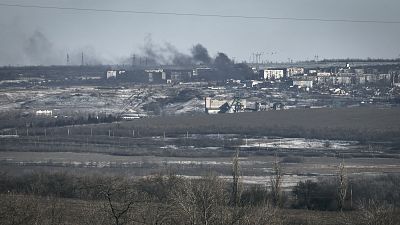 Se levanta humo tras un bombardeo en Soledar, región de Donetsk, Ucrania, miércoles 11 de enero de 2023.