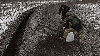 Soldati ucraini equipaggiano le trincee non lontano da Soledar