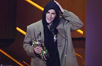 Justin Bieber Elül 2021'de MTV Müzik Video Ödül töreninde yılın şarkıcısı ödülünü alırken