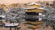 O reflexo do Pavilhão Dourado no lago Kyoko