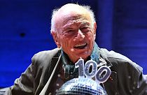 ادگار مورن، جامعه شناس فرانسوی، جشن تولد ۱۰۰ سالگی خود را در مقر یونسکو در پاریس، ۲ ژوئیه ۲۰۲۱ برگزار کرد