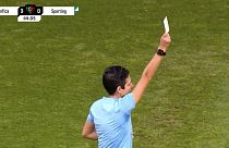 Eine Schiedsrichterin hält die weiße Karte hoch: Wird sie sich auch bei anderen Spielen durchsetzen?