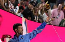 Blumen für die Mutter auf der Tribüne: Novak Djokovic hat in Melbourne alles im Griff