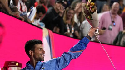 Blumen für die Mutter auf der Tribüne: Novak Djokovic hat in Melbourne alles im Griff