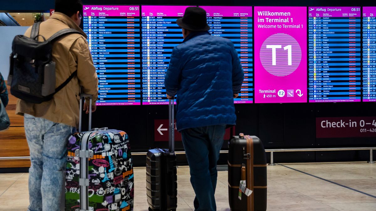 مطار برلين "براندنبورغ" الدولي في ألمانيا يلغي كافة الرحلات المقررة الأربعاء، وذلك بالتزامن مع إضراب العمال في المطار ليوم واحد للضغط من أجل رفع رواتبهم، 25 يناير 2023.