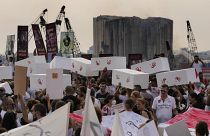 متظاهرون أمام مرفأ بيروت يطالبون السلطات بكشف الحقيقة