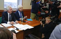 Les avocats Mikhail Biryukov et Genri Reznik avant l'audience du procès