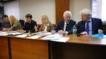 Mitglieder der Helsinki-Gruppe besprechen sich vor einer Gerichtsverhandlung