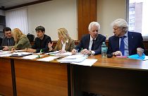 Mitglieder der Helsinki-Gruppe besprechen sich vor einer Gerichtsverhandlung