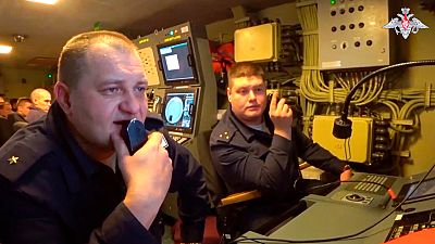 هذه الصورة مأخوذة من مقطع فيديو نشرته وزارة الدفاع الروسية في 10 يناير 2023  وقالت إنه لطاقم الفرقاطة الأدميرال غورشكوف أثناء إجرائه تدريبات في المحيط الأطلسي.