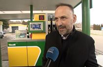 Un Hongrois venu faire son plein d'essence en Slovaquie, janvier 2023.