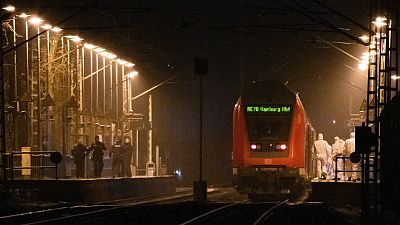 Nyomozók vizsgálják a vonatot az észak-németországi Brokstedt állomáson