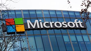 صورة لشعار "مايكروسوفت خارج المقر الرئيسي للشركة في العاصمة الفرنسية، باريس، 8 يناير2021.