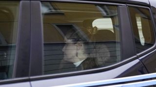 سيلفيا بانزيري، ابنة النائب السابق أنطونيو بانزيري تغادر محكمة بريشيا بشمال إيطاليا في سيارة شرطة. 20 ديسمبر 2022.