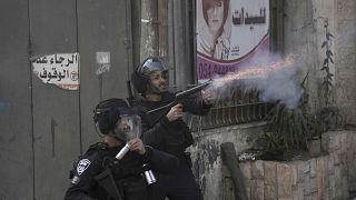 الشرطة الإسرائيلية تطلق النار خلال الاشتباكات التي أعقبت هدم منزل عائلة الشاب الفلسطيني عدي التميمي في قرية عناتا بالضفة الغربية المحتلة.